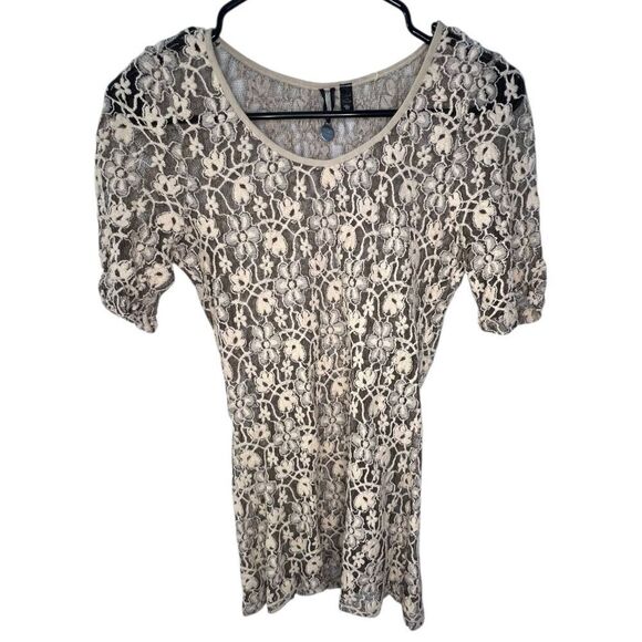 BKE Sheer Cream and Black Crocheted Floral Stretchy Short Sleeve Blouse - Picture 2 of 5